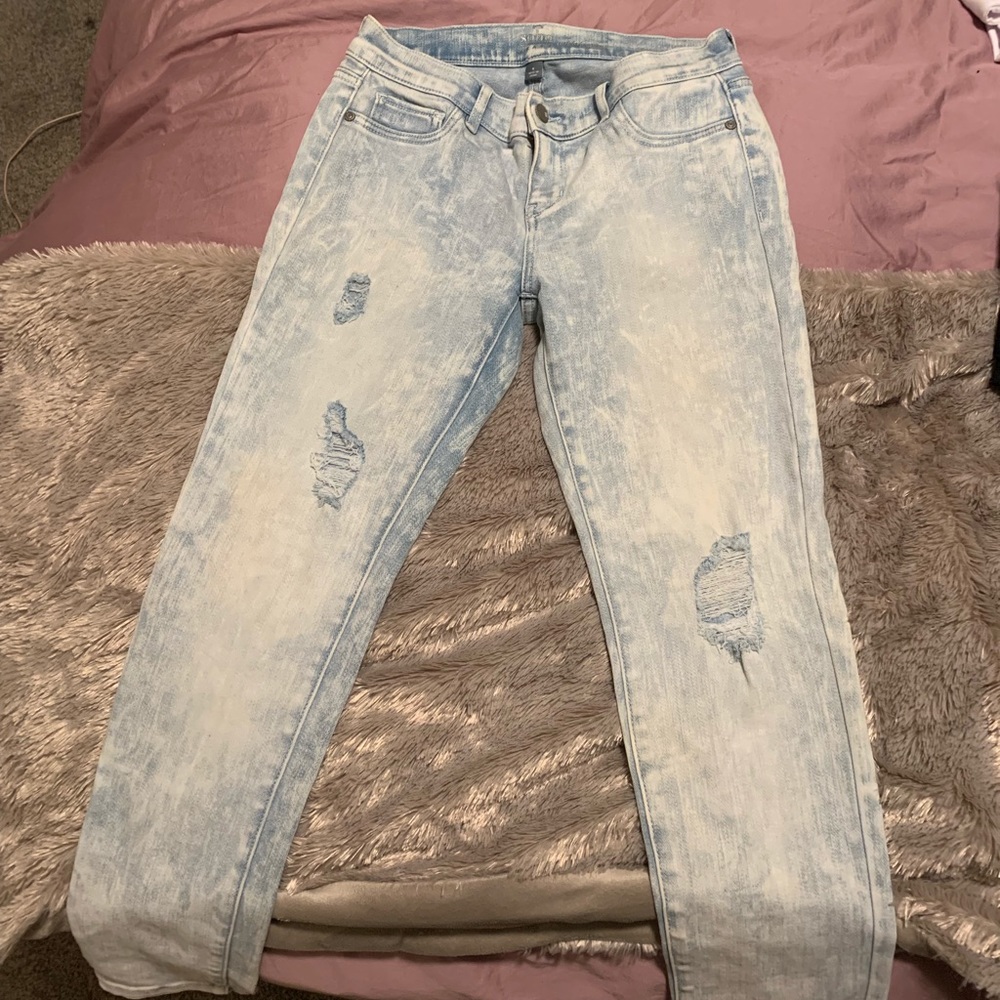 Acid wash distressed ankle jeans